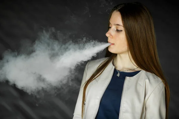 Vape Tiener Jong Schattig Meisje Casual Kleding Rookt Een Elektronische — Stockfoto