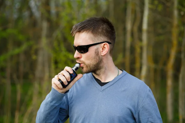 Vaporetto Ein Erwachsener Mann Mit Weißem Bart Und Brille Raucht — Stockfoto