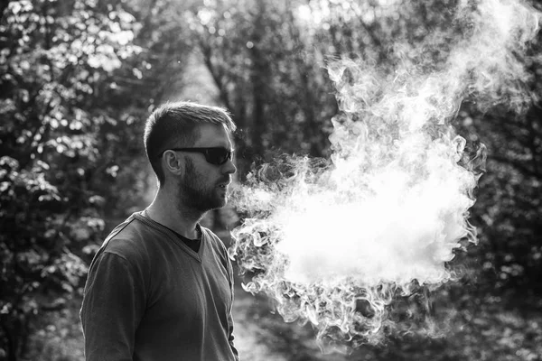 Vaporetto Ein Erwachsener Mann Mit Weißem Bart Und Sonnenbrille Raucht — Stockfoto