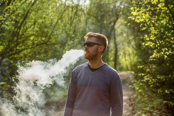 Hombre Vape Hombre Barbudo Blanco Adulto Con Gafas Fuma Cigarrillo — Foto de Stock