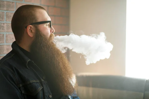 Vape 안경에 수염을 남자는 바에서 담배를 건강에 해로운 Vaping 클로즈업 — 스톡 사진