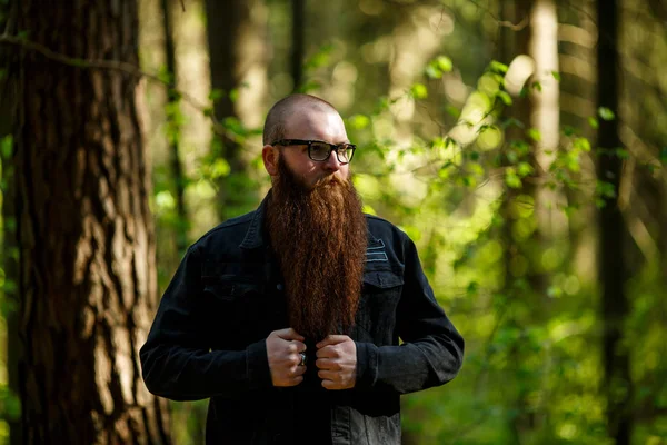 Bearded Man Portret Van Een Serieuze Kortharige Blanke Volwassen Man — Stockfoto