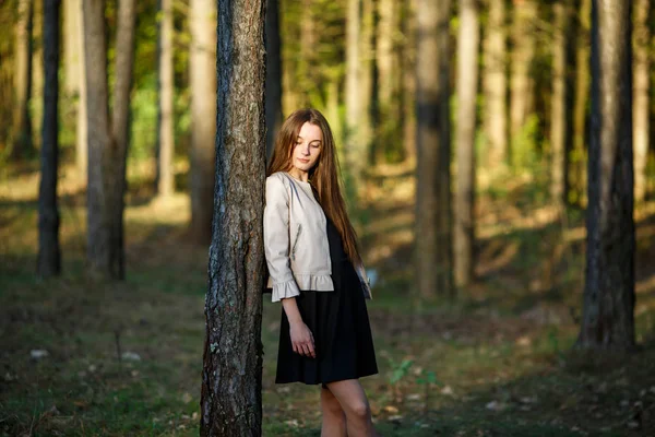 Портрет Молодої Красивої Дівчини Підлітка Довгим Волоссям Повсякденному Одязі Лісі — стокове фото