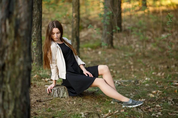 Retrato Uma Jovem Menina Adolescente Bastante Caucasiana Com Cabelos Longos — Fotografia de Stock