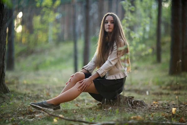 Retrato Uma Jovem Menina Adolescente Bastante Caucasiana Com Cabelos Longos — Fotografia de Stock