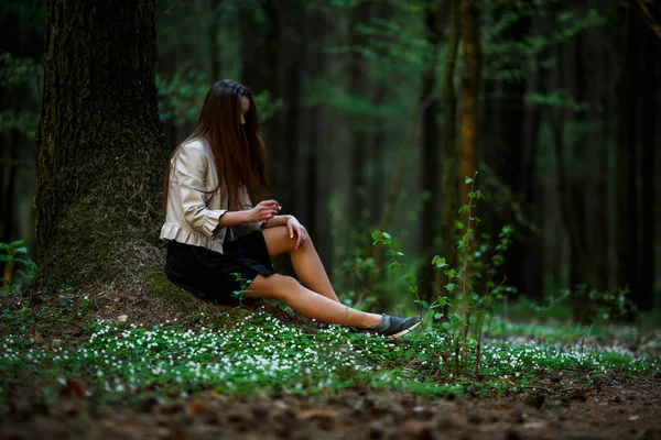 Portrait Une Jeune Jolie Adolescente Caucasienne Aux Cheveux Longs Vêtements — Photo