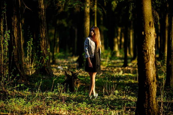 Портрет Молодої Красивої Дівчини Підлітка Довгим Волоссям Повсякденному Одязі Лісі — стокове фото