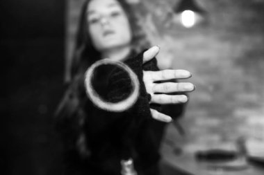 Vaping genç. Genç güzel beyaz kız vape barında bir elektronik sigara içiyorum. Kötü alışkanlık. Siyah ve beyaz.