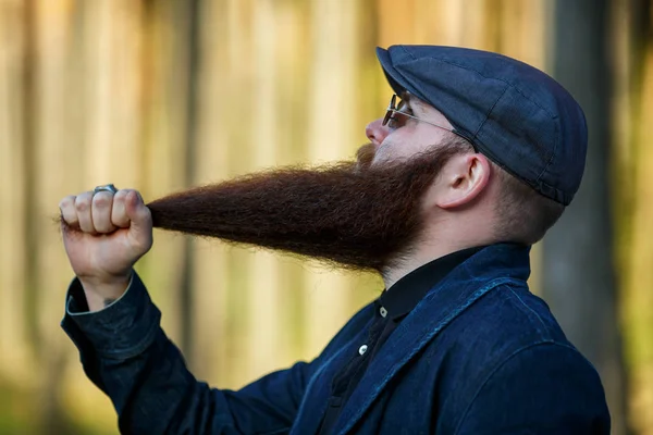 Hombre Barbudo Retrato Hombre Adulto Caucásico Serio Con Una Barba — Foto de Stock