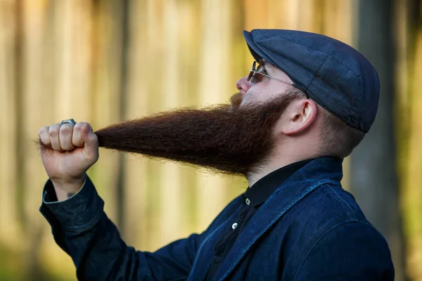 Skäggiga Mannen Porträtt Allvarlig Kaukasisk Vuxen Man Med Ett Mycket — Stockfoto