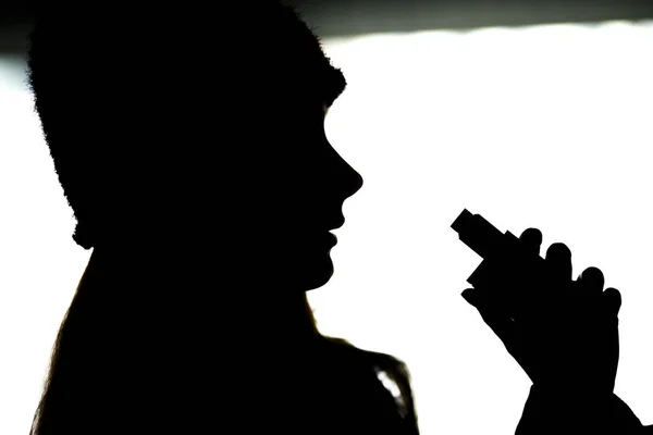Adolescente Vape Silueta Una Joven Con Sombrero Fumando Cigarrillo Electrónico —  Fotos de Stock