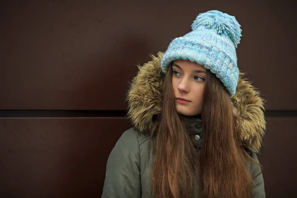 Retrato Una Joven Adolescente Caucásica Bonita Con Sombrero Azul Una —  Fotos de Stock