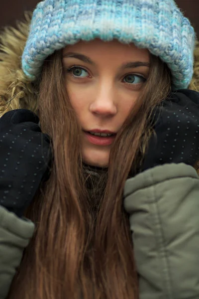 Retrato Uma Jovem Adolescente Branca Bonita Chapéu Azul Luvas Pretas — Fotografia de Stock