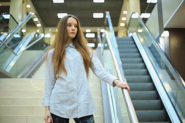 Портрет Молодой Белой Девушки Подростка Длинными Волосами Синей Рубашке Торговом — стоковое фото