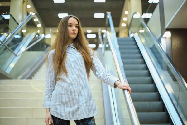 Porträt Einer Jungen Hübschen Kaukasischen Teenagerin Mit Langen Haaren Einem — Stockfoto