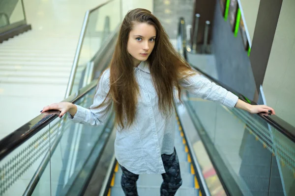 Портрет Молодой Белой Девушки Подростка Длинными Волосами Рубашке Эскалаторе Торговом — стоковое фото