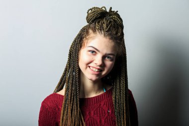 Afrika örgü ve Maroon kazak ile mutlu duygusal genç güzel beyaz genç kız çekim yakın. Pozitif insan duyguları yüz ifadesi. Duygu kartı.