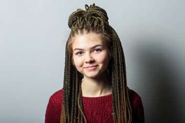 Afrika örgü ve Maroon kazak ile mutlu duygusal genç güzel beyaz genç kız çekim yakın. Pozitif insan duyguları yüz ifadesi. Duygu kartı.