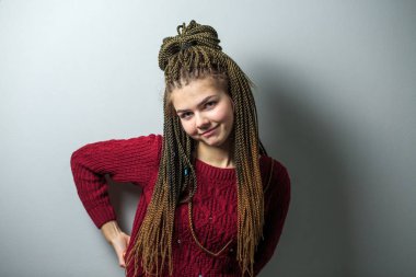 Afrika örgü ve Maroon kazak ile mutlu duygusal genç güzel beyaz genç kız çekim yakın. Pozitif insan duyguları yüz ifadesi. Duygu kartı.