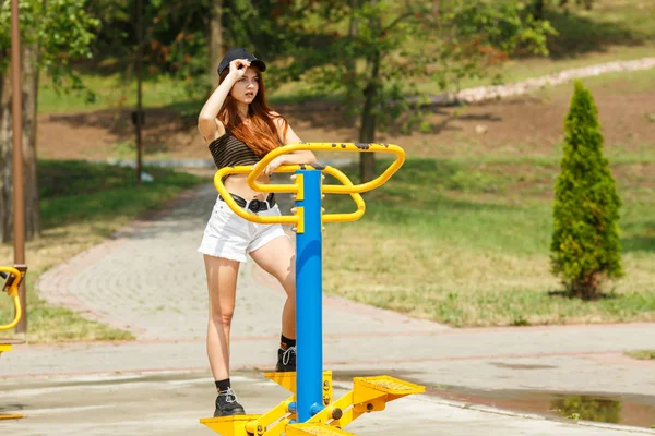 Menina Branca Atlética Jovem Boné Top Listrado Calções Brancos Perto — Fotografia de Stock