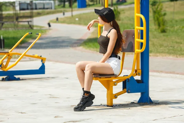 Joven Atlética Chica Caucásica Gorra Negra Top Rayado Pantalones Cortos — Foto de Stock