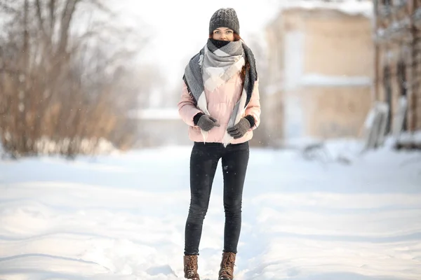 Junges Süßes Weißes Kaukasisches Mädchen Rosa Daunenjacke Mütze Warmem Schal — Stockfoto