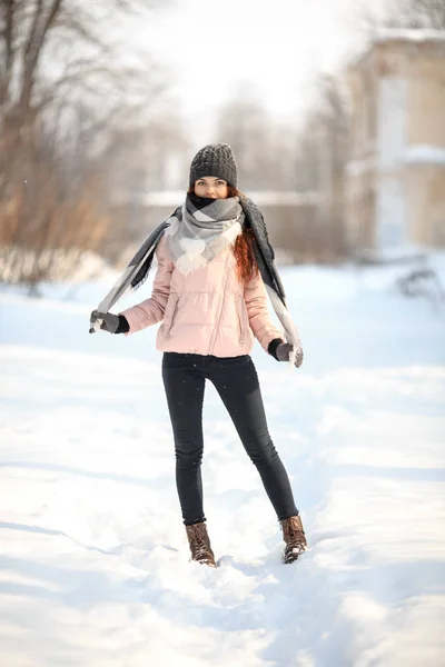 Joven Linda Chica Blanca Caucásica Chaqueta Rosa Abajo Gorra Bufanda —  Fotos de Stock