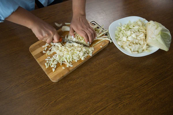 Mãos Femininas Cortam Repolho Uma Placa Madeira Mesa Cozinha Nutrição — Fotografia de Stock