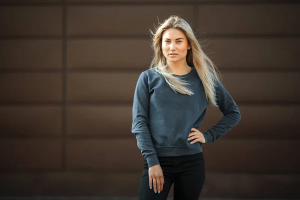 Menina Bonito Mostra Emoções Positivas Frente Fundo Urbano Moderno Rua — Fotografia de Stock