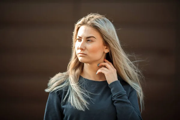 Linda Joven Muestra Emociones Positivas Frente Fondo Urbano Moderno Calle —  Fotos de Stock