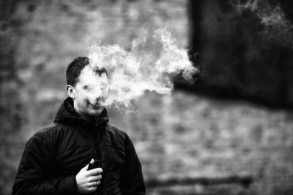 Vape Człowieka Młody Kaukaski Biały Facet Czarnej Kurtki Palenia Najmu — Zdjęcie stockowe