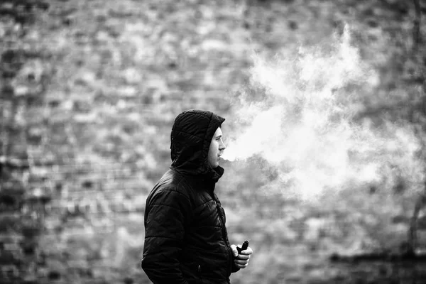 Vape 재킷을 남성이 재킷을 담배를 피우고 담배에서 증기를 내뿜는 흐릿한 — 스톡 사진