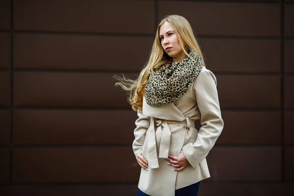 Retrato Una Joven Linda Chica Caucásica Con Problemas Piel Bufanda — Foto de Stock