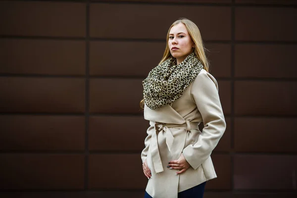 Retrato Una Joven Linda Chica Caucásica Con Problemas Piel Bufanda — Foto de Stock