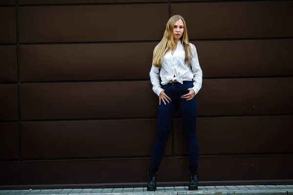 Porträtt Ung Söt Kaukasisk Flicka Med Problem Hud Vit Skjorta — Stockfoto