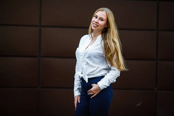 Retrato Uma Jovem Menina Caucasiana Bonito Com Pele Problema Camisa — Fotografia de Stock