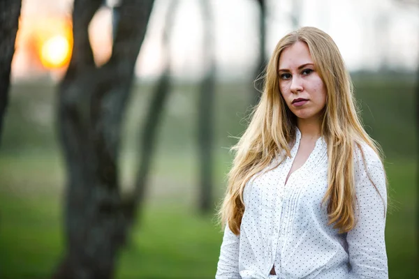 Retrato Uma Jovem Menina Caucasiana Bonito Com Pele Problema Camisa — Fotografia de Stock