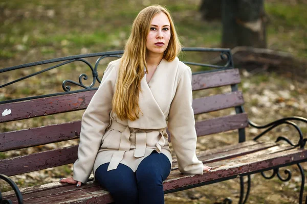 Ritratto Una Giovane Ragazza Caucasica Carina Con Pelle Problematica Cappotto — Foto Stock