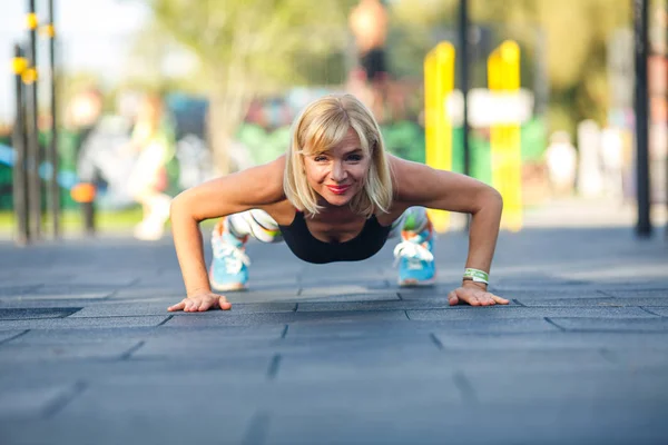 Hermosa Mujer Madura Chándal Hace Ejercicios Campo Deportes Calle Parque — Foto de Stock