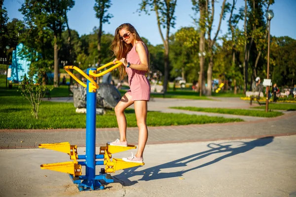 Pembe tulum ve sungla genç güzel sportif kafkas kız — Stok fotoğraf