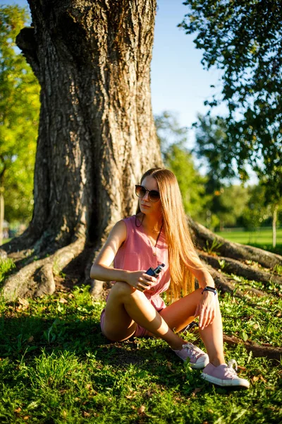 Adolescente de Vape. Joven bastante deportivo chica caucásica en un salto rosa — Foto de Stock