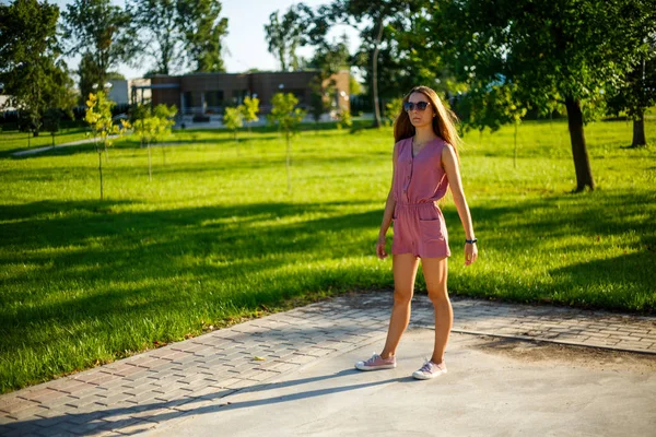 Adolescente Giovane Ragazza Caucasica Abbastanza Sportiva Tuta Rosa Occhiali Sole — Foto Stock