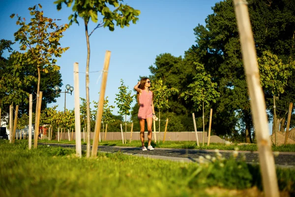 Adolescente Giovane Ragazza Caucasica Abbastanza Sportiva Tuta Rosa Occhiali Sole — Foto Stock