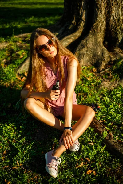 Adolescente Vape Joven Chica Bastante Deportiva Caucásica Mono Rosa Gafas — Foto de Stock