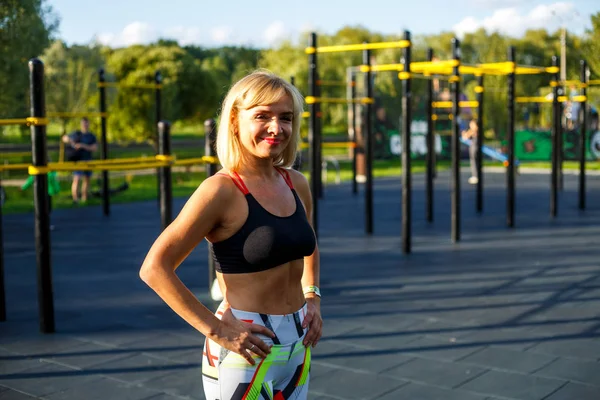 Hermosa Mujer Madura Chándal Campo Deportes Calle Parque Día Soleado — Foto de Stock