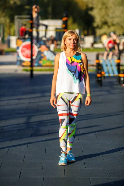 Hermosa Mujer Madura Chándal Campo Deportes Calle Parque Día Soleado — Foto de Stock