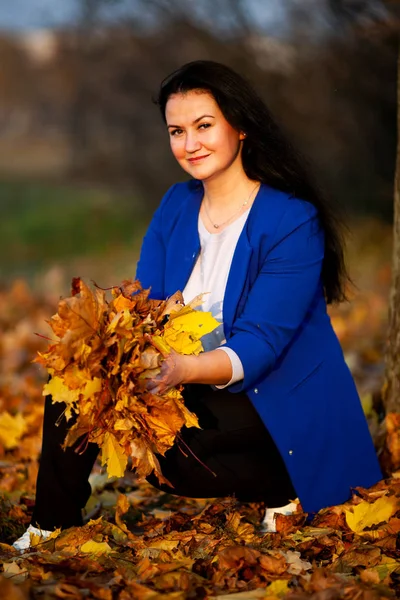 가을입니다 일몰에 공원에서 파란색 가디건에 아름다운 노란색 플러스 사이즈 — 스톡 사진