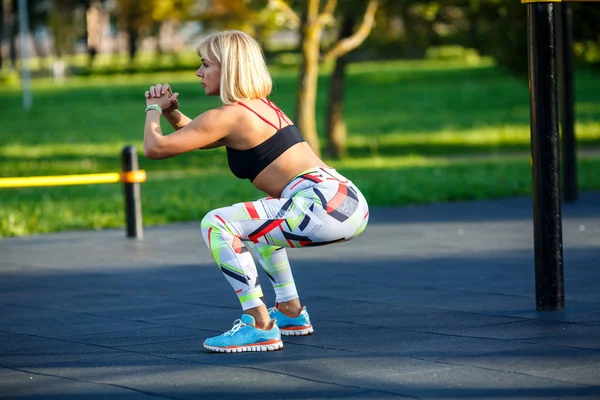 Hermosa Mujer Madura Chándal Hace Ejercicios Campo Deportes Calle Parque — Foto de Stock