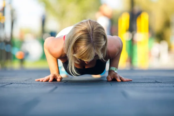 Hermosa Mujer Madura Chándal Hace Ejercicios Campo Deportes Calle Parque — Foto de Stock