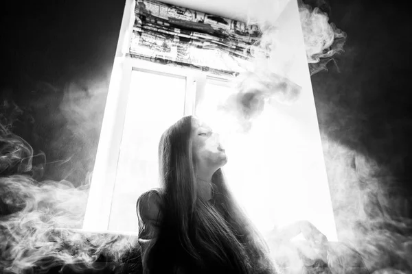 Adolescente Vacilante Rapariga Branca Bonita Fumando Cigarro Eletrônico Frente Janela — Fotografia de Stock